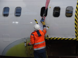 Unloading a section of an aircraft fuselage from a trailer