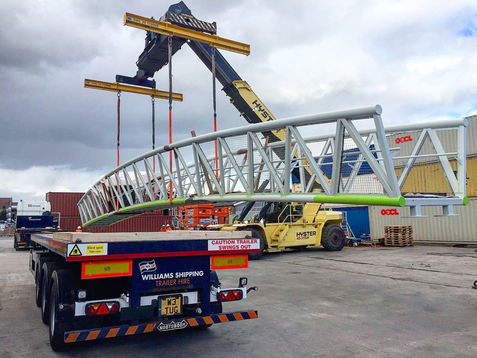 Lifting a bridge section onto a trailer