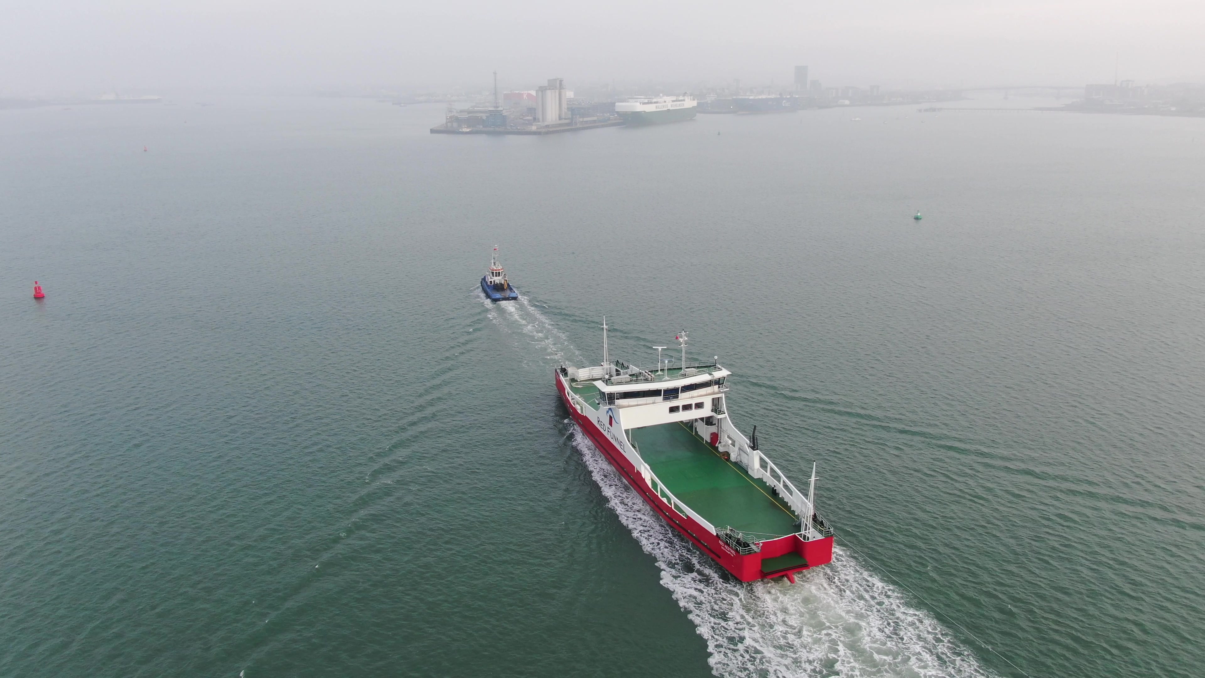 Willpower towing Red Kestrel into Southampton